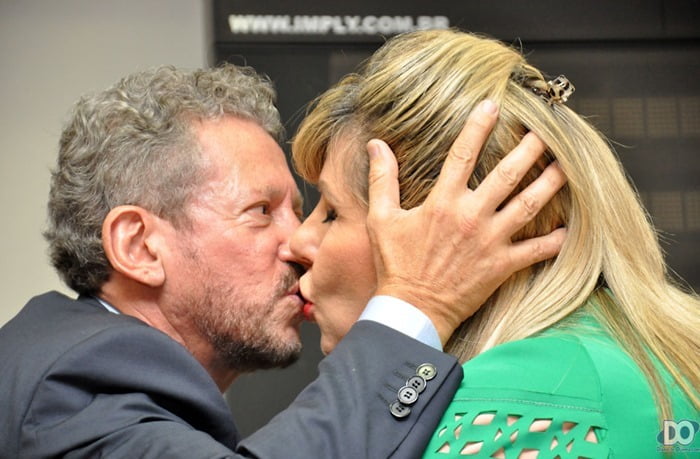 Winston recebe o beijo da mulher Rozana após o seu discurso