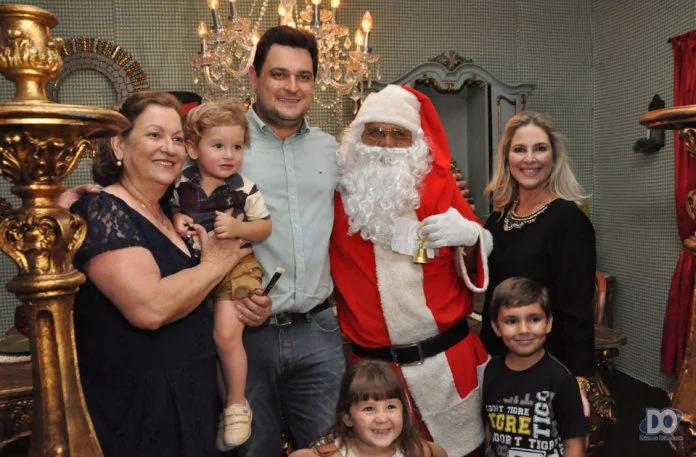 Uma ‘Casinha’ até com sala de jantar para o ‘bom velhinho’ na Praça. Confira fotos de sua Chegada