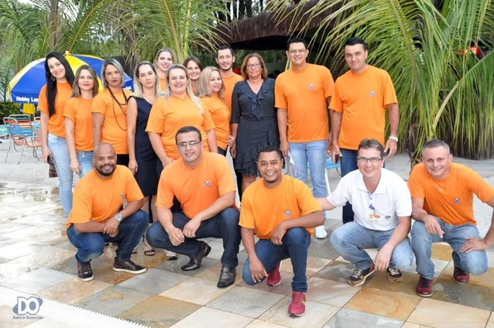 Gerente Débora Vicente com colaboradores