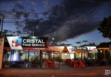 Público lota, e aprova, primeira noite da Cristal Food Service, com Sérgio e Sandro