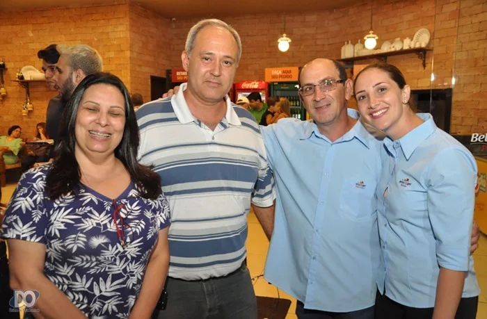 Casal Élcio e Débora Pompeo com franqueados, Osmar e Pamela (pai e filha)