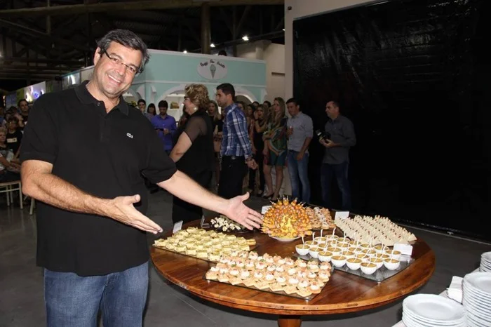 Deco Lima apresenta parte do coquetel oferecido na inauguração