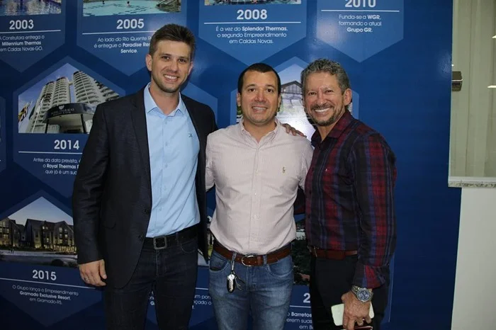 Na Sala de Vendas do Grupo GR, que possui apartamento decorado, o vice-prefeito eleito Fábio Martinez com Rodolfo e Winston Rezende