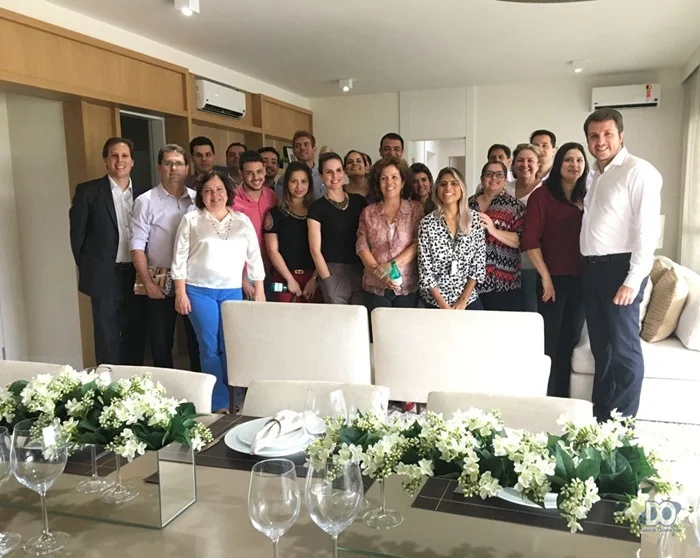 Gerente Geral Paulo Tilkian com imprensa no apartamento decorado do Integrato Gerente Geral Paulo Tilkian com imprensa no apartamento decorado do Integrato