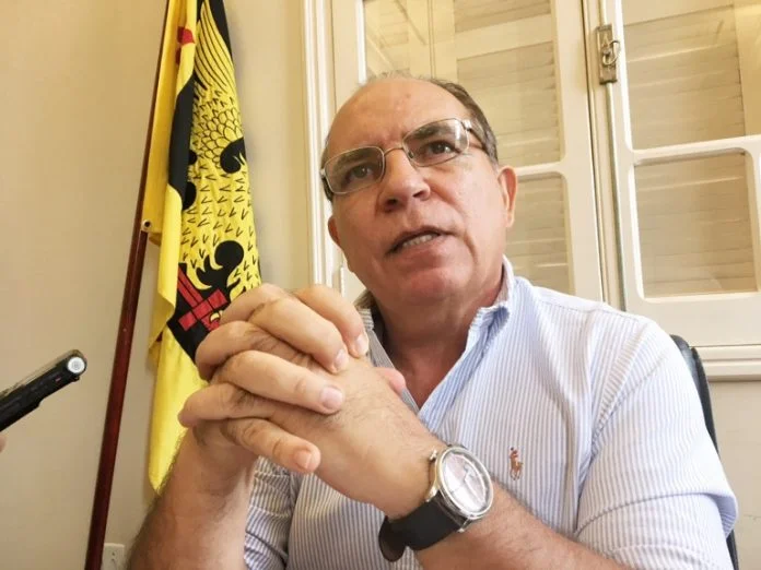 Cunha usa rede social para revelar as primeiras ações de seu governo