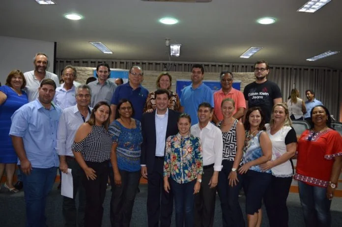 Prefeito assina convênios de quase R$ 700 mil e faz pedidos para a Assistência