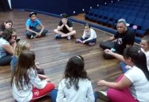 Curso de Iniciação Teatral continua com inscrições abertas para crianças e adolescentes