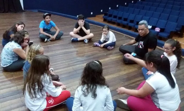 Curso de Iniciação Teatral continua com inscrições abertas para crianças e adolescentes