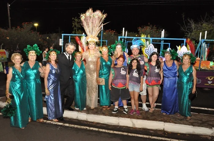 Gestores do Tuti Resort Caia e Iscilla Piton com algumas integrantes do Tutim Balada