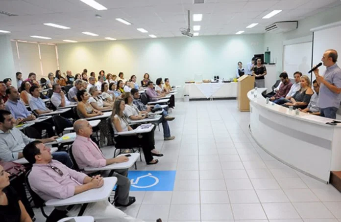 Henrique Prata aciona prefeitos para ajudar Santa Casa. Fábio Martinez esteve presente