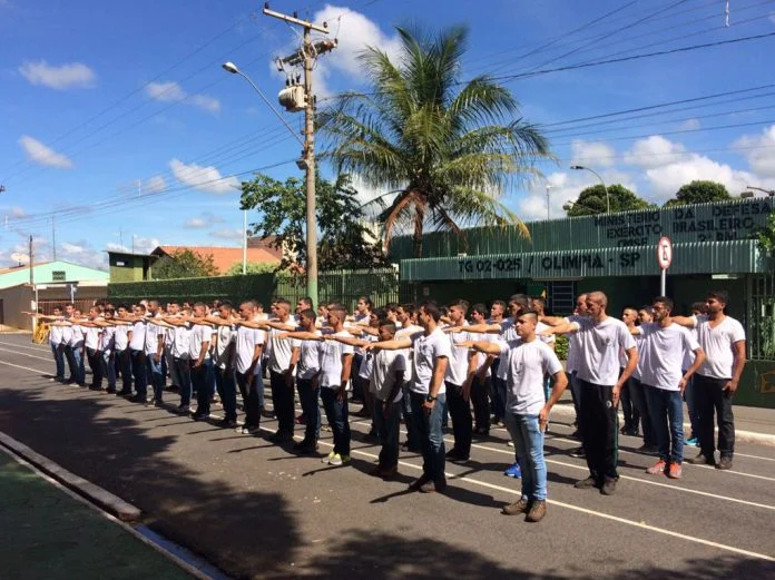 Tiro de Guerra realiza cerimônia para os 100 primeiros jovens dispensados
