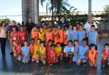 Alunos recebem uniformes do Projeto de Basquete “Assistência Pra Vida”