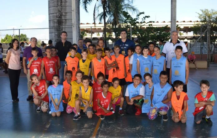 Alunos recebem uniformes do Projeto de Basquete “Assistência Pra Vida”