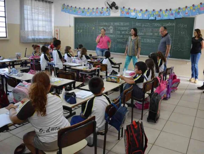 Secretaria da Educação inicia entrega de 11 mil peças de uniformes para alunos