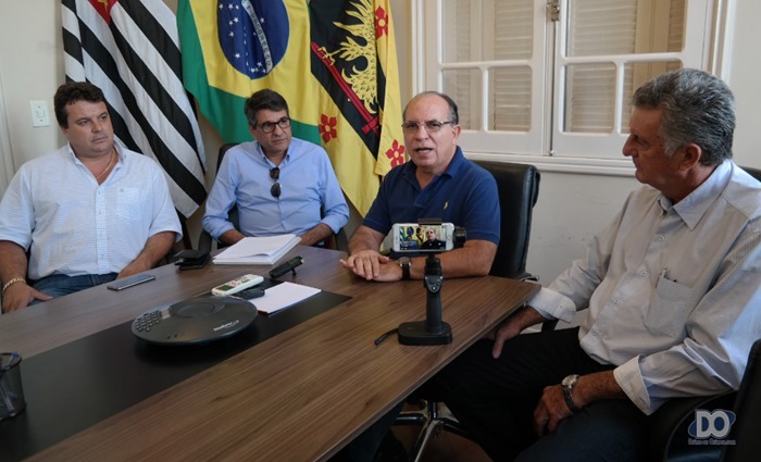 Prefeito Fernando Cunha anuncia (inclusive 'ao vivo' para o Diário) com empreendedor Rafael Ferreira e donos da área Roberto e Roberto Augusto Recco