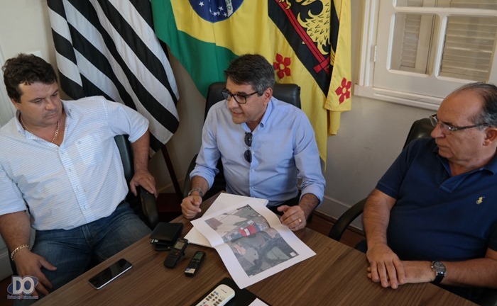 Rafael Ferreira (ao centro) explica detalhes do futuro Outlet, observado pelo prefeito Fernando (dir.) e dono da área Roberto Augusto