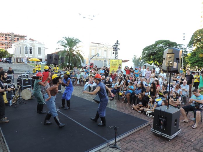 Circuito Sesc de Artes atrai centenas de olimpienses e turistas na Praça