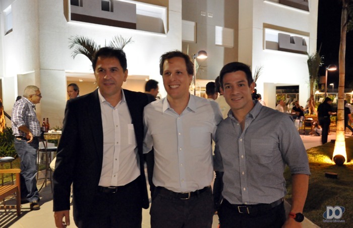 Gerente Geral do Iguatemi, Paulo Tilkian Jr. (centro), com os co-presidentes da Rodobens Negócios Imobiliários, Carlos Bianconi (E) e Alexandre Mangabeira