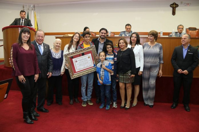 Câmara homenageia alunos premiados na 12ª OBMEP, Educadores e Vigilantes