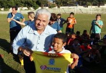 Celso da Usina e Paulo Abbra entregam material esportivo para a Copa Três Rios