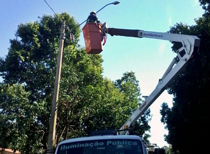 Vinte anos de espera, e a luz chegou em parte ‘escura’ da Cohab de Ribeiro