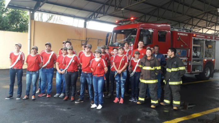 Alunos da Bravo’s, inclusive mirins, recebem treinamento no Corpo de Bombeiros