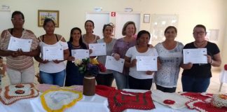 Moradoras de Baguaçu recebem certificados de oficina de artesanato