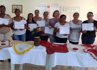 Moradoras de Baguaçu recebem certificados de oficina de artesanato