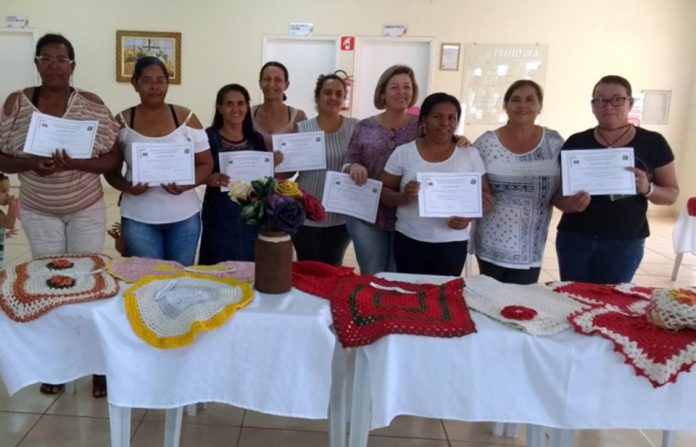 Moradoras de Baguaçu recebem certificados de oficina de artesanato