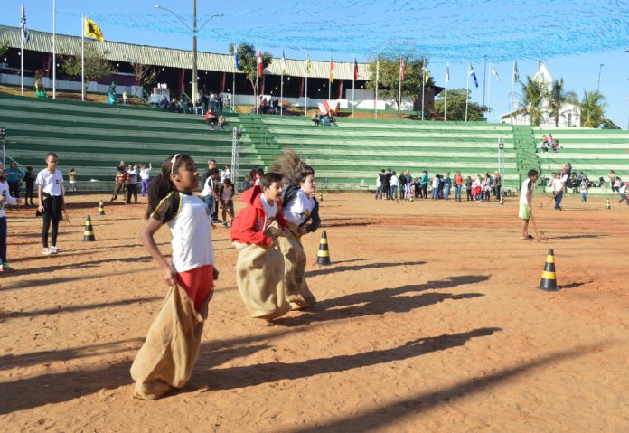 Minifestival e gincana revivem tradição do folclore para crianças