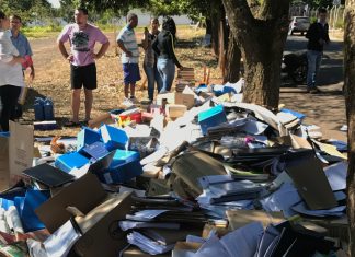 Despejada, Uniesp joga na calçada documentos, livros fiscais, TCCs, documentos da entidade e de alunos