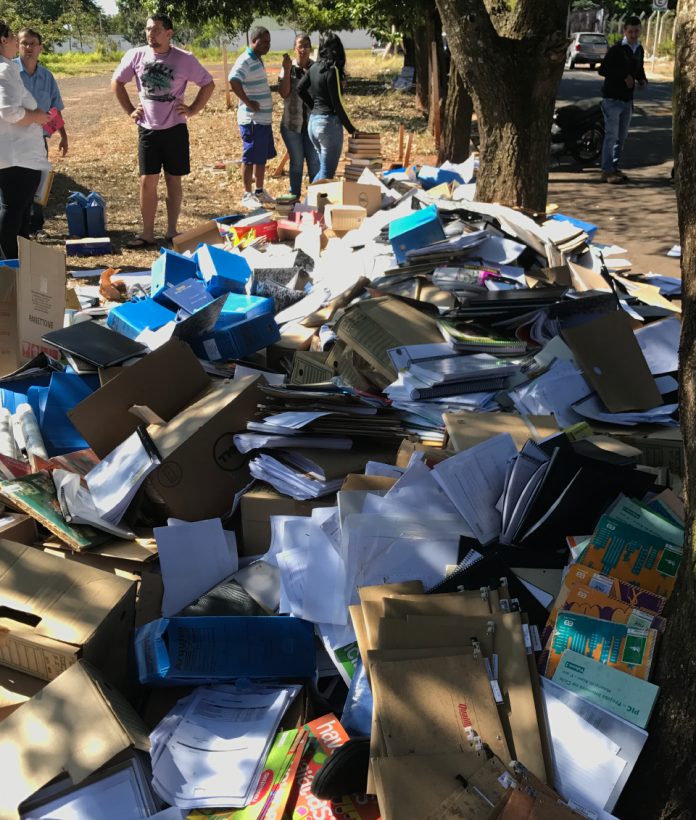 Despejada, Uniesp joga na calçada documentos, livros fiscais, TCCs, documentos da entidade e de alunos