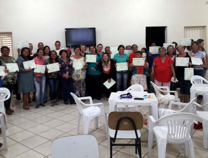 Famílias de programas sociais concluem cursos profissionalizantes