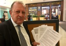 Advogado contratante dos cobradores mostra documentos de dívidas e lamenta tiroteio