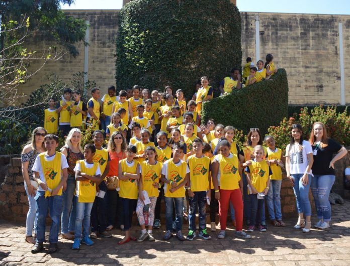 Alunos da região visitam pontos turísticos em Olímpia e prestigiam o Fefol