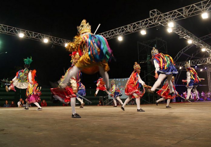 53º Festival do Folclore: abertura encanta, prefeito promete cobrir arena e transmissão do ‘Diário’ é recorde