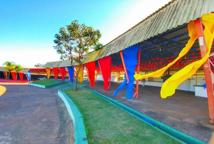 Recinto do Folclore ganha decoração com cores e movimento para o 53º Fefol