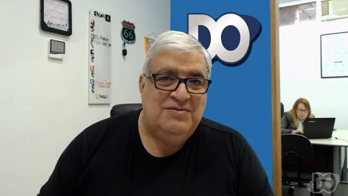 Jornalista Leonardo Concon no comando da 'Live Diária'