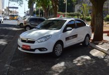 Taxistas são regularizados e recebem adesivos de identificação