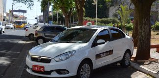 Taxistas são regularizados e recebem adesivos de identificação