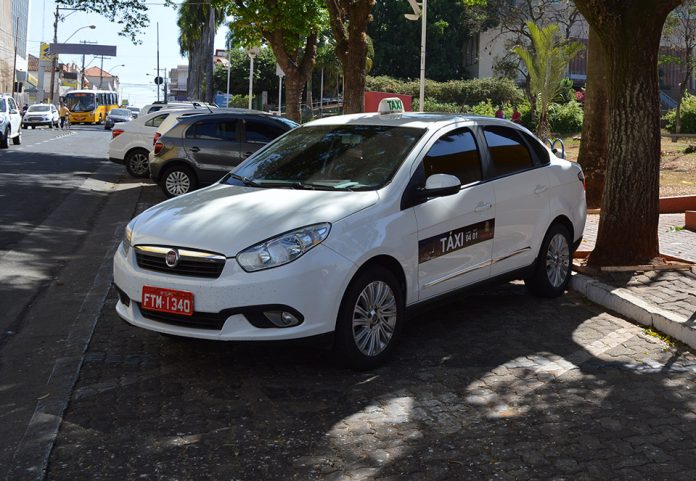 Taxistas são regularizados e recebem adesivos de identificação