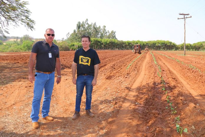 Gerente da Codasp vistoria estradas rurais do município