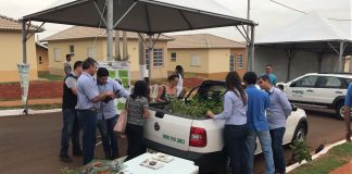 Daemo Ambiental doa mudas frutíferas na entrega das casas do Vida Nova Olímpia