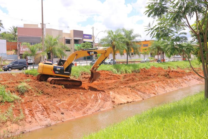 Daemo realiza limpeza da ETA e em trecho da Avenida Aurora