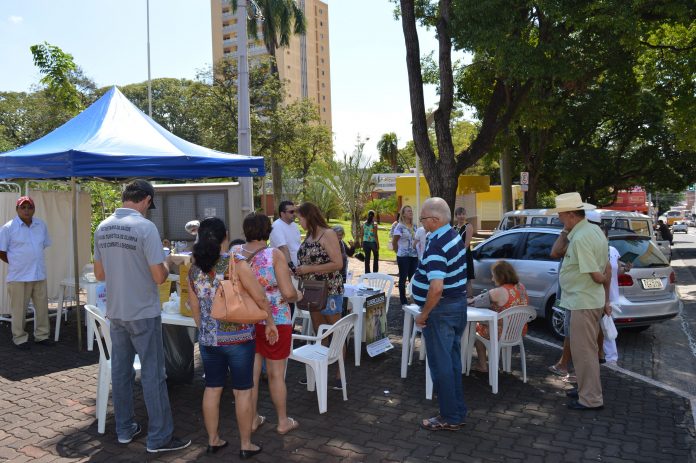 Moradores são atendidos em ação da Saúde no Dia da Mulher