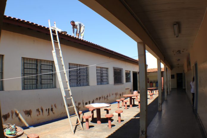 Educação inicia entrega de uniformes escolares e intensifica manutenção em escolas