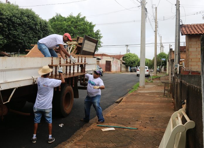 Cidade Limpa recolhe mais de 400 caminhões de entulhos e materiais sem uso