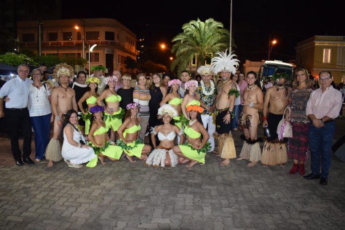 Grupo chileno leva centenas de pessoas para a Praça em sua última apresentação