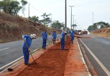 Avenida Desembargador Manoel Arruda recebe limpeza e novo gramado