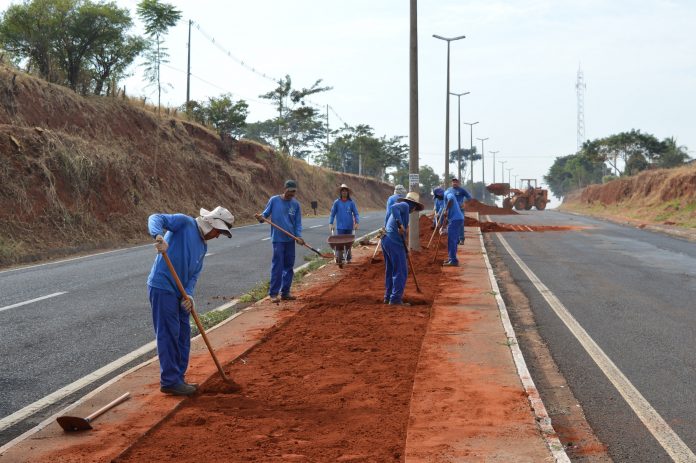 Avenida Desembargador Manoel Arruda recebe limpeza e novo gramado